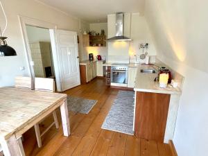 Stadtvilla Oscar 2 OG - Stilvoll sanierte Altbauwohnung in denkmalgeschützter Stadtvilla nahe Elbradweg