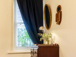 Secluded Hackney Cottage Near Botanic Gardens with Free Parking