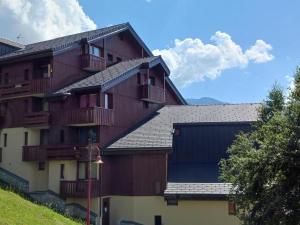Appartements Studio confortable proche des pistes, balcon, TV et casier a skis - FR-1-411-115 : photos des chambres