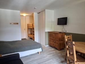 Appartements Studio avec Balcon Expose Est, Parking et WIFI Inclus - Brides-les-Bains - FR-1-512-186 : photos des chambres