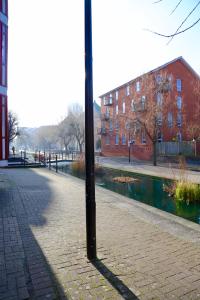 1 Bedroom Flat in Canada Water