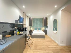 GuestReady - Sleek emerald escape in the 13th arr.