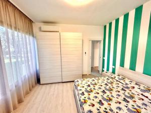 TRILO MOMO vicino al mare, nel verde, con aria condizionata, posto auto ed ingresso in piscina