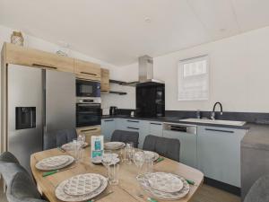 Chalets Chalet neuf pour 6 avec piscine chauffee a l-annee : photos des chambres