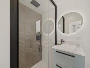 Chalets Chalet neuf pour 6 avec piscine chauffee a l-annee : photos des chambres