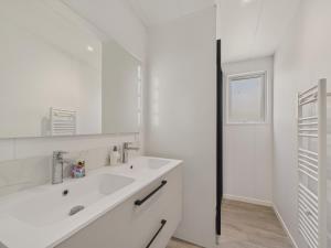 Chalets Chalet neuf pour 6 avec piscine chauffee a l-annee : photos des chambres