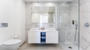 Modern 2BR w Rooftop Pool & Parking by LovelyStay