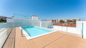 Modern 2BR w Rooftop Pool & Parking by LovelyStay