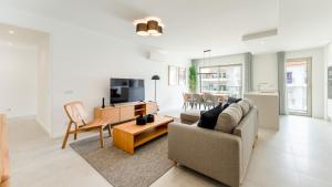 Modern 2BR w Rooftop Pool & Parking by LovelyStay