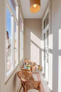 Classic Meets Modern – Downtown Balcony Retreat