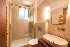 Appartements EUGENIE - Apt with balcony and sea view and Hotel du Palais in Biarritz : Appartement