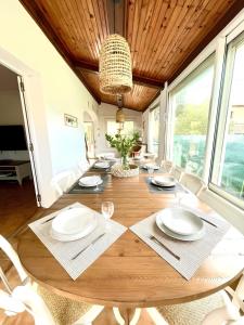 VILLA CONSTANCE - Swimming pool & Parking - sleeps 8