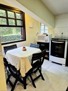 Recanto de Itaipava - casa com forno de pizza a lenha, churrasqueira, pet friendly, equipada para até 6 pessoas, em meio à Natureza e próxima ao centro do bairro