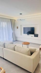 Elegantly furnished two bedroom apartment withmodern finishes swimming pool gym and stunning views in lavington