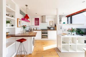 Bright Flat For 2 in Dartmouth Park