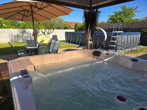 Sejours chez l'habitant Appartement T2 confortable - Piscine et Jacuzzi : photos des chambres