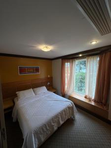 Flat Luxo 3010 com banheira Mountain Village Laje de Pedra Canela