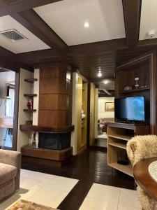 Flat Luxo 3010 com banheira Mountain Village Laje de Pedra Canela