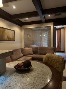 Flat Luxo 3010 com banheira Mountain Village Laje de Pedra Canela