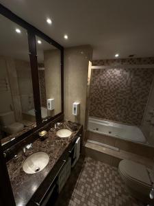 Flat Luxo 3010 com banheira Mountain Village Laje de Pedra Canela