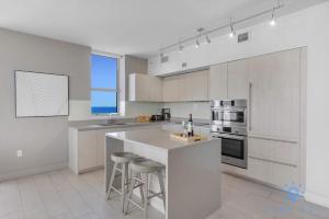 High-Floor with Stunning Views-Luxury Condo - Pools