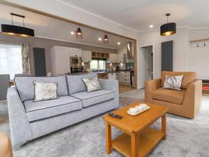 16 Manleigh Park