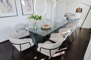 4 BR Apartment - ZENTRAL - GERÄUMIG - KÜCHE - TERRASSE - WIFI - KAFFEE - PARKHAUS