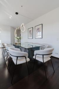 4 BR Apartment - ZENTRAL - GERÄUMIG - KÜCHE - TERRASSE - WIFI - KAFFEE - PARKHAUS