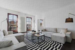 4 BR Apartment - ZENTRAL - GERÄUMIG - KÜCHE - TERRASSE - WIFI - KAFFEE - PARKHAUS