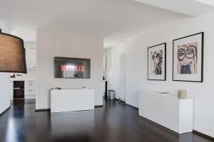 4 BR Apartment - ZENTRAL - GERÄUMIG - KÜCHE - TERRASSE - WIFI - KAFFEE - PARKHAUS
