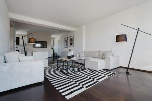 4 BR Apartment - ZENTRAL - GERÄUMIG - KÜCHE - TERRASSE - WIFI - KAFFEE - PARKHAUS