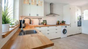 Lovely townhouse, several terraces, garden, pool