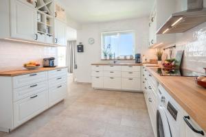 Lovely townhouse, several terraces, garden, pool