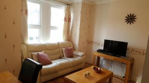 Large 4 Bedroom, 2 Kitchens, 3 Bathrooms House