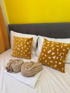 Lemon Room in S Residences near MOA, Airport, US Embassy by Prime Stay