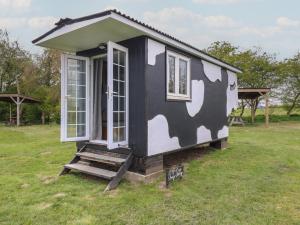 Dozy Dotty Cow Shed 4