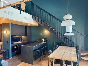 Aurora Heights - Tranquil Ski-In Stay with Free Ski Passes