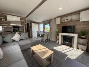 Oak Village 17 - HOT TUB Grange Leisure Park, Mablethorpe - Central heating, Pet friendly - Meadow Lakes Caravan & Lodge Hire