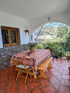 Casa rural para 4 personas, 2 dormitorios y terraza sombreada - El Cortijo Escondido, La Uva