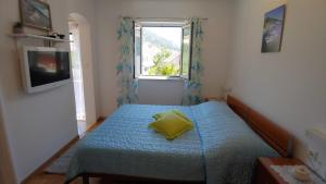 Studio apartment in Bol with balcony, air conditioning, WiFi, washing machine 3634-3