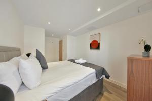 1 & 2 Executive Apartments next to Liverpool Street FREE WIFI by City Stay Aparts London
