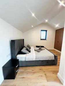 Modern Entire Unit 3BR, 3BA, balcony, 86inch TV - 15mins to city