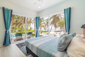 Belize Oceanfront Villa w Pool, Beach & Pier