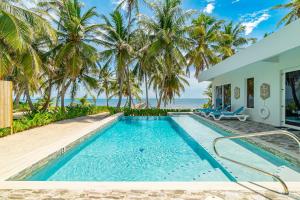 Belize Oceanfront Villa w Pool, Beach & Pier