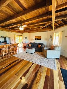 Stellar Cottage w Amazing Views on Hummingbird Hwy