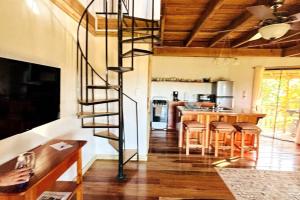 Stellar Cottage w Amazing Views on Hummingbird Hwy