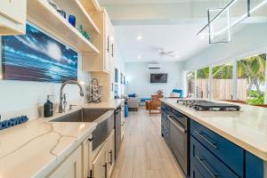 4 Br Belize Beachfront Villa W Pool, Beach & Pier