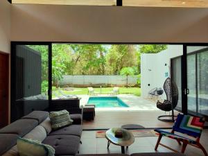 Casa Mobula - Modern single-level Home, private Pool, near Beach