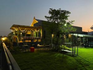 Chiang Mai Escape - Jacuzzi Pool Villa, 12-14 km to Tha Pae Gate with Scenic Rice Field Views