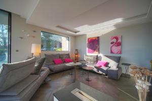 FRGK TTWHYNOT Luxury Contemporary Villa Pool, Garden & Ultra-Fast Wi-Fi